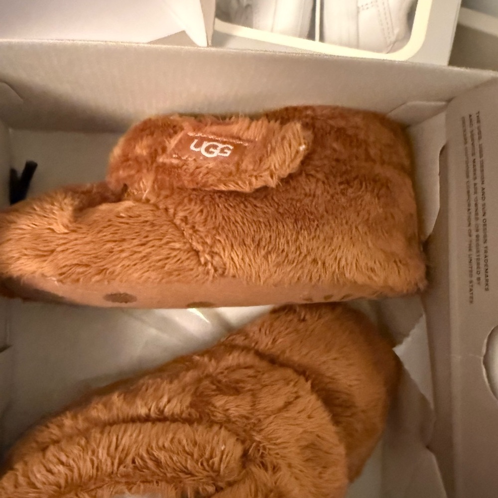 BRAND NEW. BABY UGGS. camel colour.size L - Picture 2 of 4
